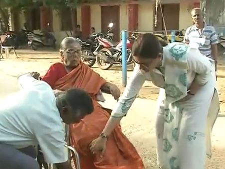 வாக்குச்சாவடிகளில் வீல் சேர்கள் பற்றாக்குறை.. ஆர்வமுடன் வரும் முதியவர்கள், மாற்றுத்திறனாளிகள் அவதி