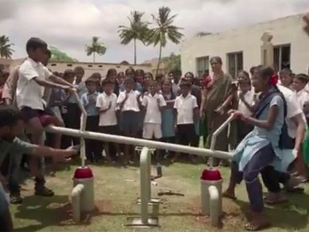 கை பம்பு அடித்து கை வலிக்கிறதா?.. இதோ ஜாலியா தண்ணீர் இரைக்க புதிய ஐடியா! வைரலாகும் வீடியோ!