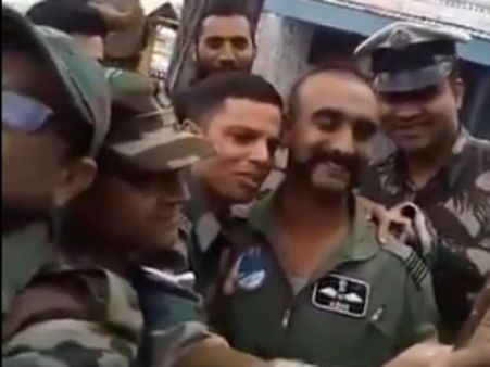 மீண்டு(ம்) வந்தார் அபிநந்தன்.. சக விமான படை வீரர்களுடன் செல்பி எடுத்து உற்சாகம்.. வைரல் வீடியோ