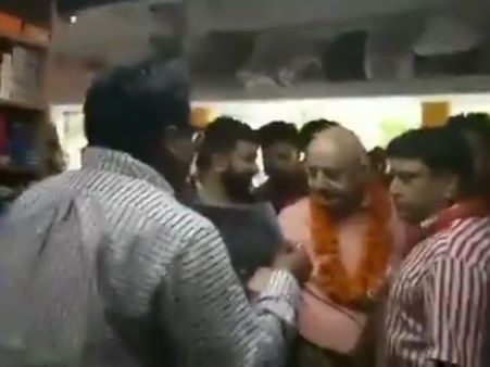 இதுல எதையாவது நிறைவேத்தியிருக்கா பாஜக.. கடைக்காரர் பொளேர்.. கப்சிப்பென வெளியேறிய அனுபம் கெர்