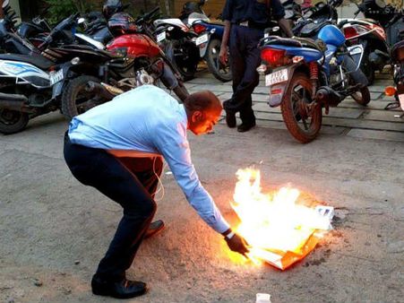 எங்க பக்கம் தப்பில்லை.. வீடியோவால் விஷயம் பெரிசாயிடுச்சு.. செல்போன் எரிப்பு விவகாரத்தில் விளக்கம்