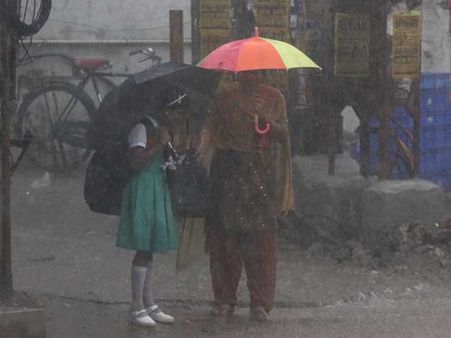 மதுரை மேலூரில் சாரல் மழை.. பலத்த காற்றால் ‘பவர் கட்‘!