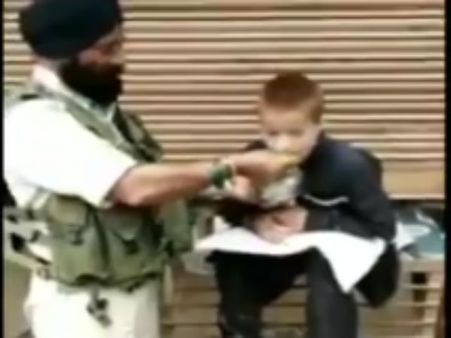 இதுவல்லவோ மனிதநேயம்.. முடக்குவாதம் பாதித்த சிறுவனுக்கு உணவு ஊட்டும் சிஆர்பிஎஃப் வீரர்- வைரல் வீடியோ