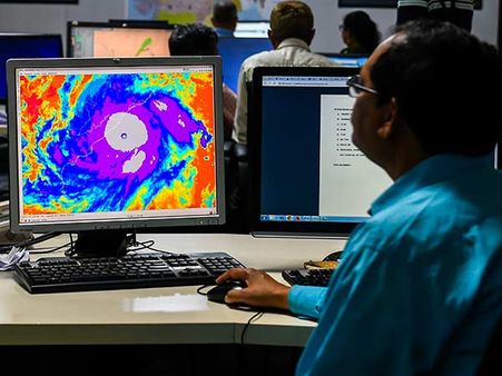 10 லட்சம் பேர் வெளியேற்றம்.. 220 கிமீ வேகம்.. 43 வருடத்தில் வீசாத அசுர புயலாக மாறியது ஃபனி!