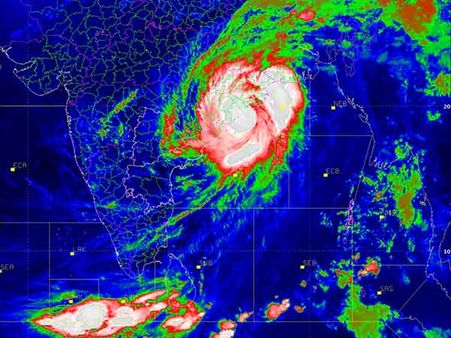 கடும் சேதத்தை ஏற்படுத்திய ஃபனி புயல்... 240 கி.மீ வேகத்தில் கரையை கடந்தது