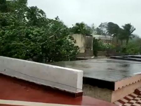 இயற்கையின் அதிசயம்.. கருணை.. நூலிழையில் தப்பிய சென்னை.. ஒடிசாவை புரட்டிப்போடும் ஃபனி!