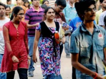 நீட் தேர்வுக்கு பிள்ளைகளுடன் வந்து கடும் அவஸ்தைபடும் பெற்றோர்கள்.. சென்னை பரிதாபங்கள்