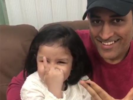 போங்க.. எங்க அப்பா மாதிரி ஓட்டு போடுங்க... தோனி மகள் வேண்டுகோள்..வைரல் வீடியோ