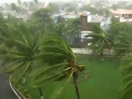 174 கி.மீ. வேகத்தில் ஃபானி புயல்... ஆந்திரா துறைமுகங்களில் 10ம் எண் புயல் எச்சரிக்கை கூண்டு ஏற்றம்