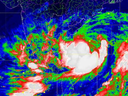 10 கோடி பேருக்கு அலெர்ட்.. 210 கிமீ வேகத்தில் வீச போகும் ஃபனி புயல்.. வானிலை மையம் எச்சரிக்கை!