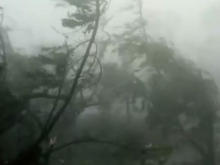 இவ்வளவு வேகமா? இந்திய வரலாற்றில் இல்லாத வலிமை.. ஃபனி புயல் தாக்கும் அதிர்ச்சி வீடியோ!