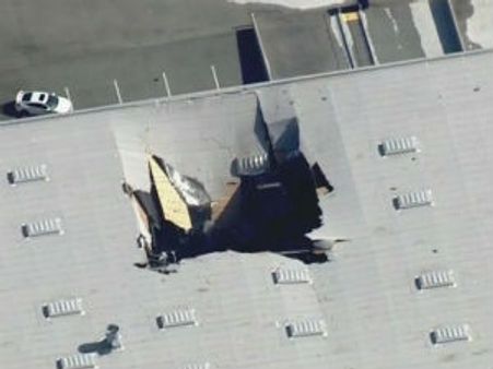 கலிபோர்னியாவில் பரபரப்பு.. கட்டிடத்தின் மீது மோதிய போர் விமானம்.. பாராசூட்டால் உயிர் தப்பிய பைலட்