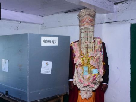 மணாலியில் மணக்கோலத்தில் பணமாலையுடன் வாக்களிக்க வந்த மாப்பிள்ளை!