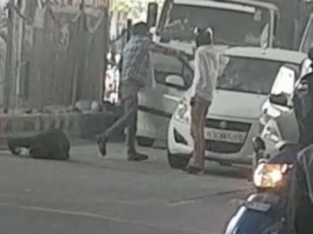 டெல்லியில் அதிகரிக்கும் கேங் வார் - மெட்ரோ ரயில் நிலையம் அருகே துப்பாக்கிச்சூட்டில் 2 பேர் பலி