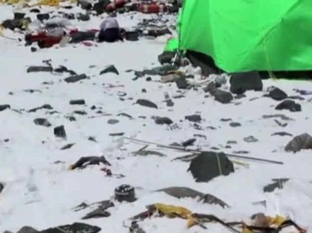 எவரெஸ்ட் சிகரத்திலிருந்து இதுவரை 5000 கிலோ குப்பைகள் அகற்றம்.. நேபாள ராணுவம் கடும் உழைப்பு