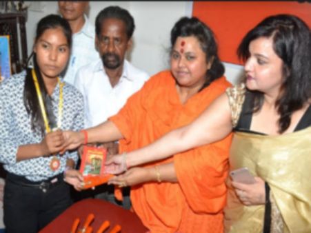 சாவர்கர் பிறந்தநாள்.. பள்ளி குழந்தைகளுக்கு பட்டா கத்தி வழங்கிய இந்து மகாசபை!