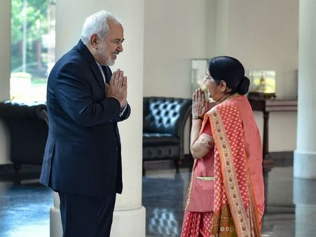 அமெரிக்காவுடன் உச்சகட்ட பதற்றம்.. ஈரான் வெளியுறவு அமைச்சர் டெல்லி வருகை.. சுஷ்மாவுடன் சந்திப்பு