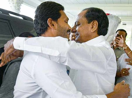 வாழ்த்து பெற நேரில் சென்ற ஜெகன்மோகன்.. கட்டி அணைத்து பூரிப்படைந்த கேசிஆர்