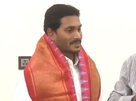 ஒரே நாளில் மாறிப்போச்சு.. ஸ்பெஷல் கார்.. ஸ்பெஷல் பாதுகாப்பு.. ஸ்பெஷல் லட்டு.. ரெட்டிகாருக்குதான்!