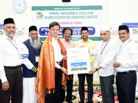 சிங்கப்பூரில் இஃப்தார் நிகழ்ச்சியில் மாணவர்களுக்கு எழுது பொருட்கள் நன்கொடை