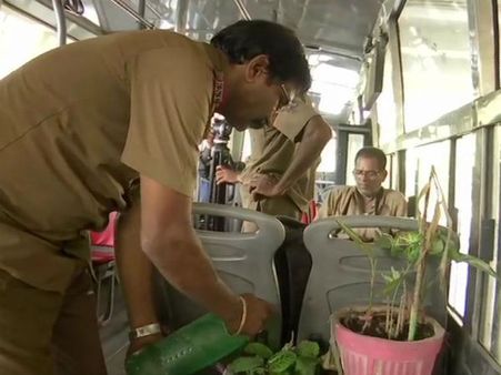 வீட்டு தோட்டம், மாடி தோட்டம் வரிசையில் ஓடும் பேருந்தில் மினி தோட்டம்.. அசத்தும் அரசு பஸ் டிரைவர்