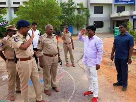 டிஎஸ்பிக்கு சல்யூட் வைத்த எம்.பி.. ஆந்திராவில் வைரலாகும் போட்டோ.. ஏன் வைத்தார் தெரியுமா?