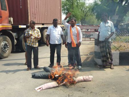 கமல்ஹாசன் மீது கொந்தளித்து தெருவுக்கு வந்து கொடும்பாவி கொளுத்திய.. வெறும் 4 பேர்!