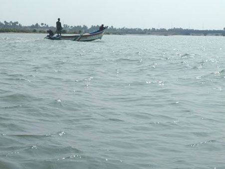 பழவேற்காட்டில் 2 படகுகள் மோதி கவிழ்ந்ததில் பெண் பலி.. தடையை மீறி சவாரி செய்ததால் விபரீதம்!