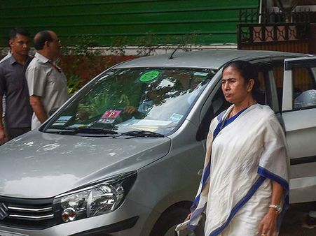 மேற்கு வங்கம் நோக்கி நகரும் ஃபனி.. கடும் வேகம்.. பிரச்சாரத்தை ரத்து செய்த மமதா.. அவசர ஆலோசனை!