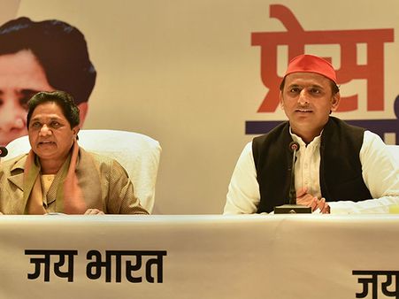 கருத்துக்கணிப்பு முடிவுகளால் குழப்பம்: மாயாவதி- அகிலேஷ் யாதவுடன் முக்கிய ஆலோசனை