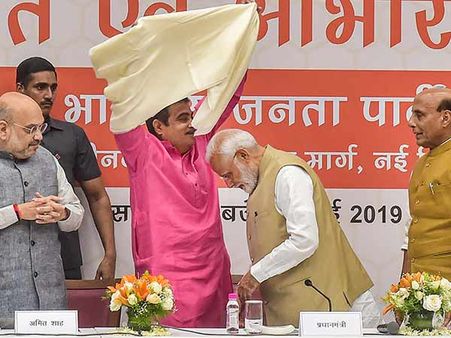 அமித் ஷா விருந்தில் மோடியை விட அதிக கவனம் பெற்ற நிதின் கட்கரி.. கொண்டாடிய கூட்டணி கட்சிகள்!