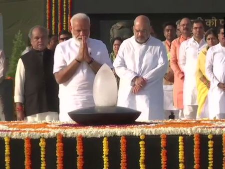 காந்தி, வாஜ்பாய் நினைவிடங்களில் மோடி அஞ்சலி.. டெல்லி போர்நினைவுச்சின்னத்திலும் மரியாதை!