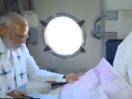 ஆகாயத்தில் பறந்தபடி கையிலே மேப் வைத்து.. புயல் பாதித்த ஒடிசாவை சுற்றிப் பார்த்த பிரதமர் மோடி