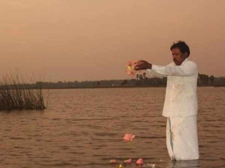 ஈழத் தமிழர் இனப்படுகொலை 10-வது ஆண்டு... நந்திக்கடலில் மலர்தூவி அஞ்சலி