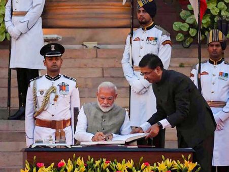 மீண்டும் பிரதமரானார் மோடி.. உலகத் தலைவர்கள் முன்னிலையில் பதவியேற்பு