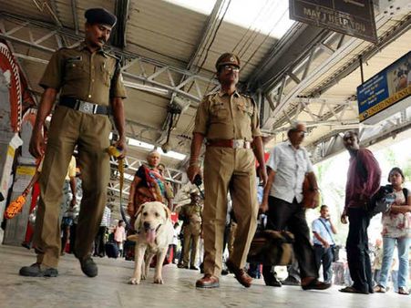 துப்பாக்கி ஏந்திய போலீஸ் பாதுகாப்பு இருந்தும் ரயில் கொள்ளை..வடமாநில கும்பல் அட்டகாசம்..பயணிகள் பீதி