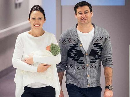 பெண் குழந்தைக்கு தாயான பிறகு டிவி தொகுப்பாளரான காதலருடன் நிச்சயதார்த்தம் செய்துகொள்ளும் பிரதமர்