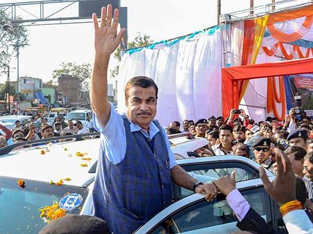 ஆ.. கட்காரிதான் அடுத்த பிரதமரா... மாநில கட்சிகளை வளைக்க பாஜக பக்கா வியூகம்?