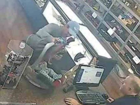 கடைக்கார் கடைக்கார்.. இவனை எவ்வளவுக்கு எடுத்துப்பீங்க.. அதிர வைத்த அப்பா..!