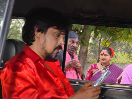 வயசு பொண்ணுங்களோட அம்மாக்களுக்கும் லவ் டார்ச்சர்... என்ன கொடுமை இது...!