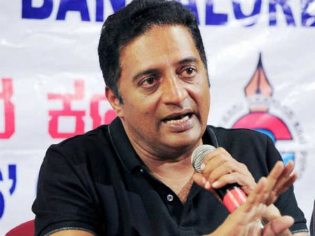 பிரதமரே என்ன பேசுகிறோம் என புரியாமல் உளறுபவர்களுக்கு மீண்டும் சொல்லி புரியவையுங்கள்.. பிரகாஷ்ராஜ்