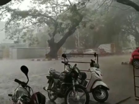 சூறாவளி காற்று.. ஆலங்கட்டி மழை.. கோடை வெயில் போயே போச்சு.. குதூகலிக்கும் பெங்களூர்