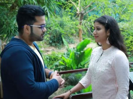 கட்டிக்கறாங்க.. ஒட்டிக்கறாங்க.. அட முத்தம் கூட.. ம்ம்ம்!