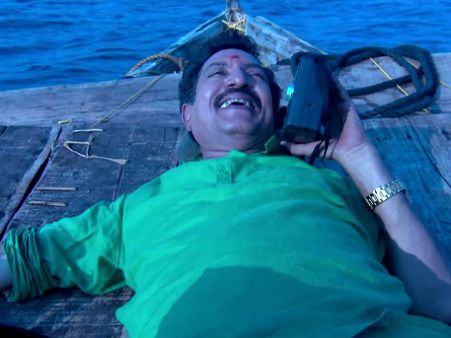 படகுல படுத்துகிட்டு ஹாயா வானொலியில் பாட்டு....!