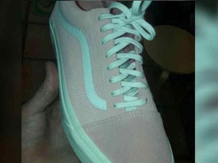 இது சாம்பல்-பச்சையா இல்லை பிங்க்-வெள்ளையா.. நம்மையே குழப்பும் ‘வைரல்’ ஷூ!