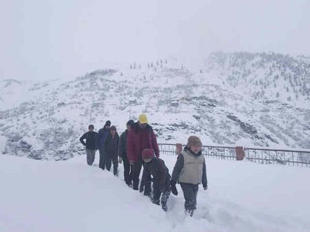 ஒரே நாடுதான்.. அங்கே வெளியே வரமுடியாத அளவுக்கு பனி.. இங்கே வெளியே வர முடியாத அளவுக்கு வெயில்!