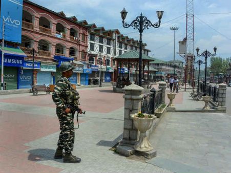 வீட்டுக்கும் போகலை.. பிரசாரத்துக்கும் போகலை... ஹோட்டல்களிலேயே முடங்கிய அரசியல்வாதிகள்