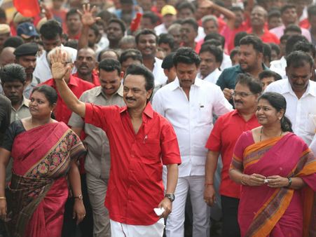 மே தினம்.. சிவப்பு சட்டையில் தூத்துக்குடியை கலக்கிய ஸ்டாலின்.. செஞ்சட்டை உணர்த்துவது என்ன?