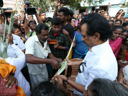 செம வெயிலு.. கூலிங் கிளாஸுடன் ஒட்டபிடாரத்தை வலம் வந்த ஸ்டாலின்.. ஜில் ஜில் பதநீர் அருந்தி பிரச்சாரம்