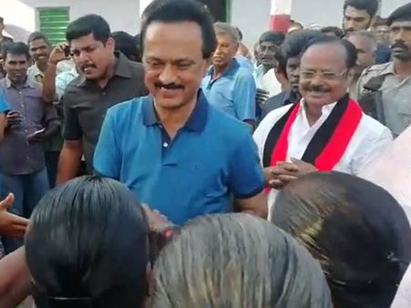 டீ குடிச்சு.. செல்பி எடுத்து.. மனுக்களை வாங்கி.. சூலூரில் கலக்கிய ஸ்டாலின்!